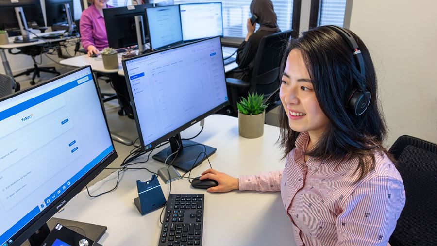 Thuismonitoringsverpleegkundige aan het werk in het Medisch Service Centrum Thuismonitoringsverpleegkundige aan het werk in het Medisch Service Centrum