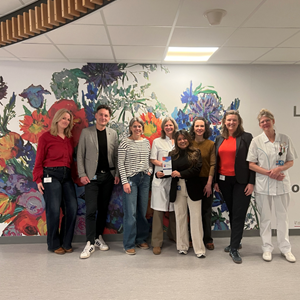 Collega's van het ABG poseren met het bordje van de verlengde STZ erkenning Collega's van het ABG poseren met het bordje van de verlengde STZ erkenning