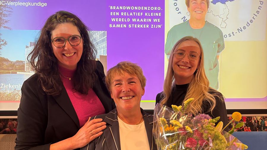 Sue Molloy ontvangt Blikvanger Award voor haar inzet voor Brandwondenzorg Nederland Sue Molloy ontvangt Blikvanger Award voor haar inzet voor Brandwondenzorg Nederland