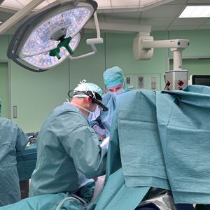 Onderwijsbril in gebruik tijdens operatie Onderwijsbril in gebruik tijdens operatie