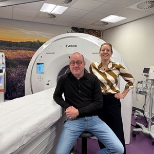 SEH-arts Xandra Bodewes en Radioloog Jan Dening staan bij de nieuwe CT-scanner op de SEH SEH-arts Xandra Bodewes en Radioloog Jan Dening staan bij de nieuwe CT-scanner op de SEH