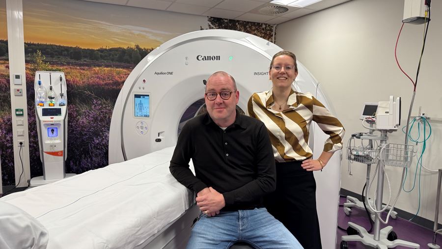 SEH-arts Xandra Bodewes en Radioloog Jan Dening staan bij de nieuwe CT-scanner op de SEH SEH-arts Xandra Bodewes en Radioloog Jan Dening staan bij de nieuwe CT-scanner op de SEH