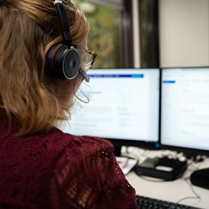Patiëntgegevens worden bekeken door een monitoringsverpleegkundige Patiëntgegevens worden bekeken door een monitoringsverpleegkundige