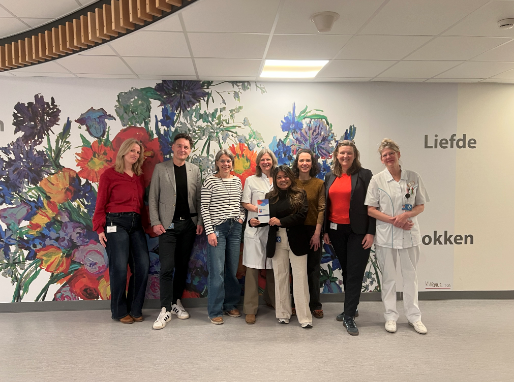 Collega's van het ABG poseren met het bordje van de verlengde STZ erkenning