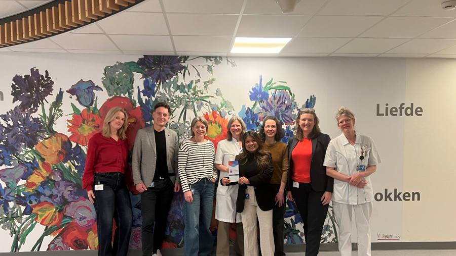 Collega's van het ABG poseren met het bordje van de verlengde STZ erkenning Collega's van het ABG poseren met het bordje van de verlengde STZ erkenning