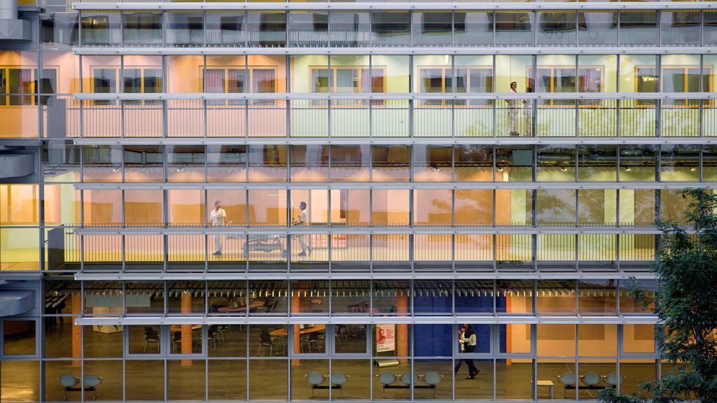 Gevel van het Martini Ziekenhuis met de gangen op meerdere verdiepingen Gevel van het Martini Ziekenhuis met de gangen op meerdere verdiepingen