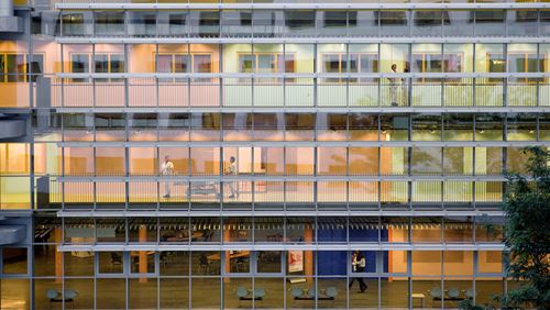 Gevel van het Martini Ziekenhuis met de gangen op meerdere verdiepingen Gevel van het Martini Ziekenhuis met de gangen op meerdere verdiepingen