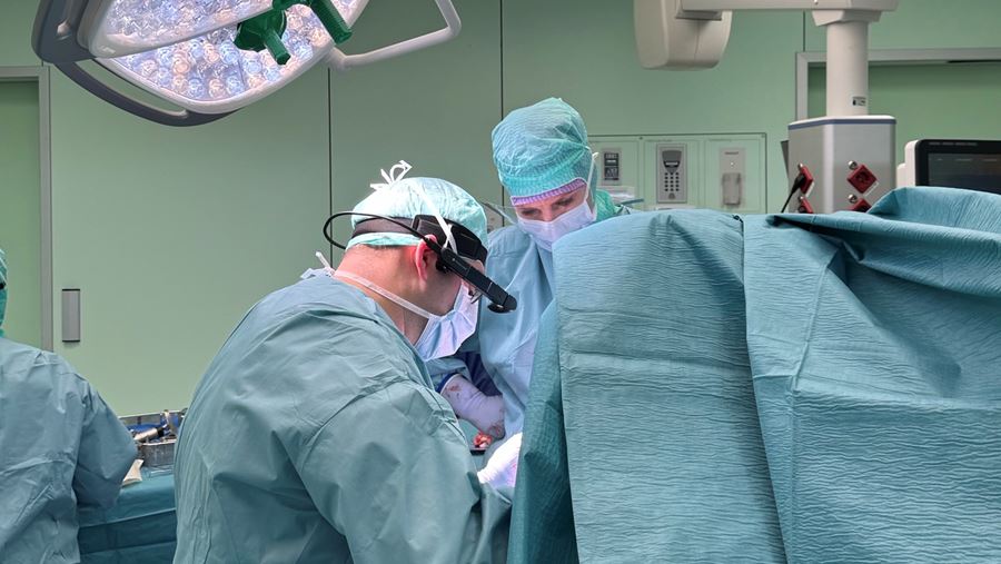 Onderwijsbril in gebruik tijdens operatie Onderwijsbril in gebruik tijdens operatie