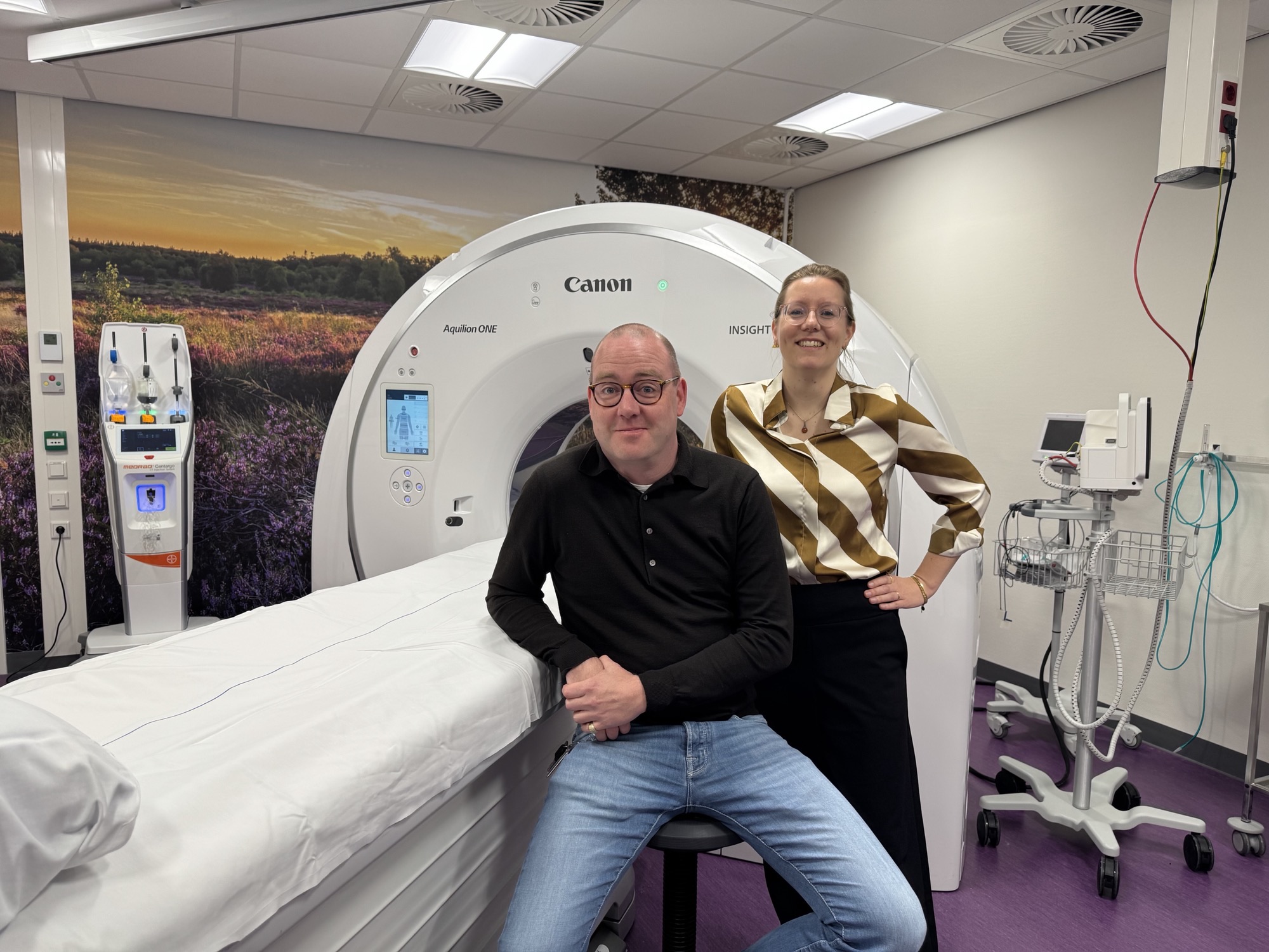 SEH-arts Xandra Bodewes en Radioloog Jan Dening staan bij de nieuwe CT-scanner op de SEH